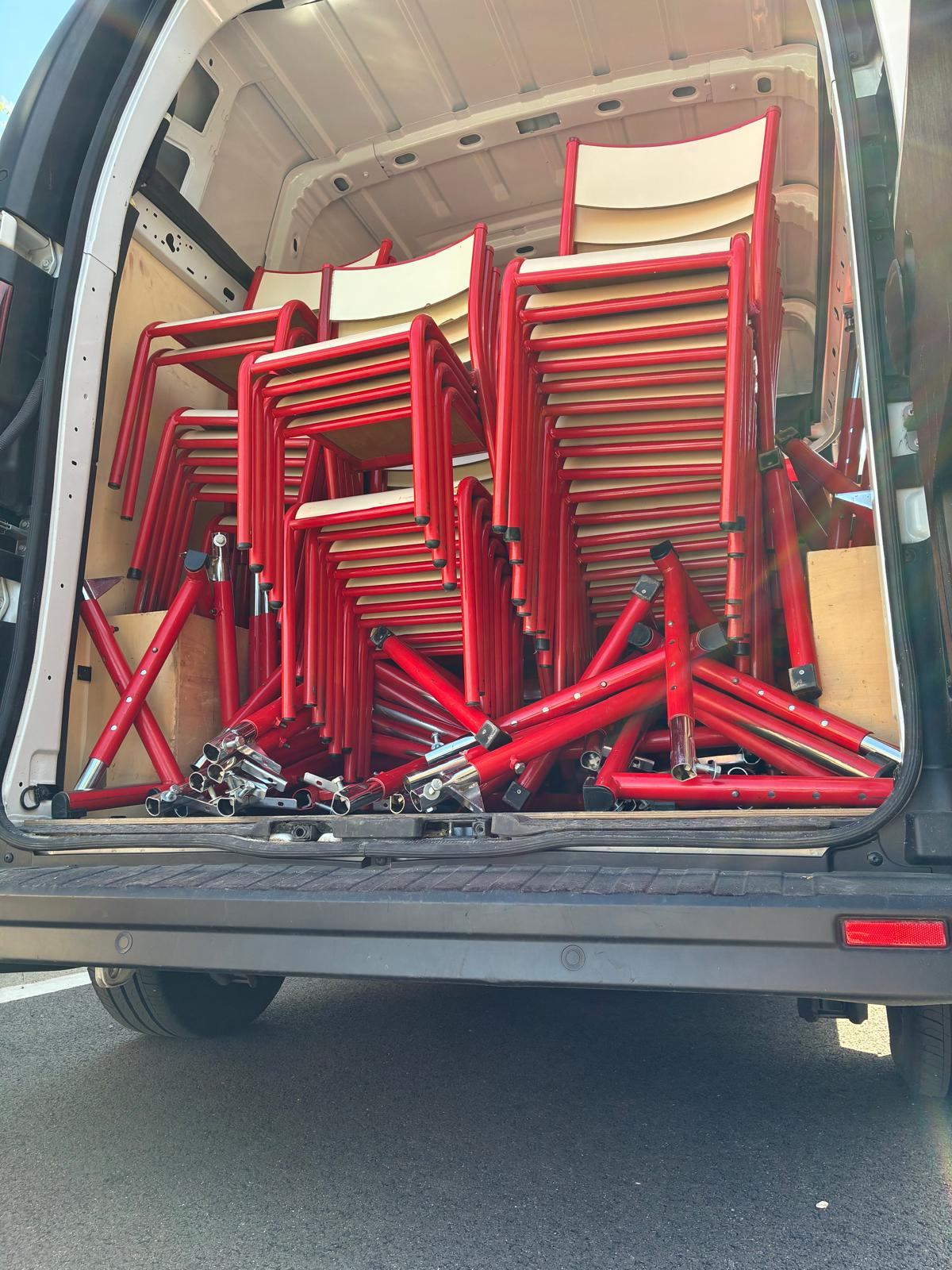 Les tables et chaises soigneusement empilées à l'arrière de la camionnette