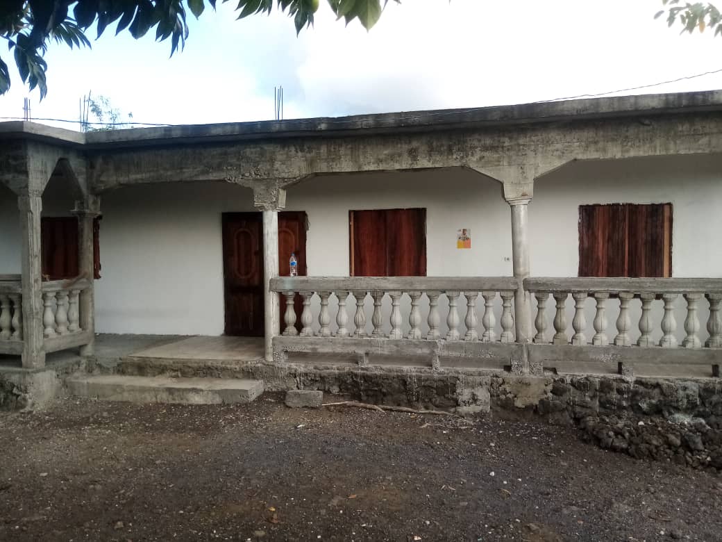 La façade de l'école rénovée, avec sa nouvelle balustrade et ses murs refaits