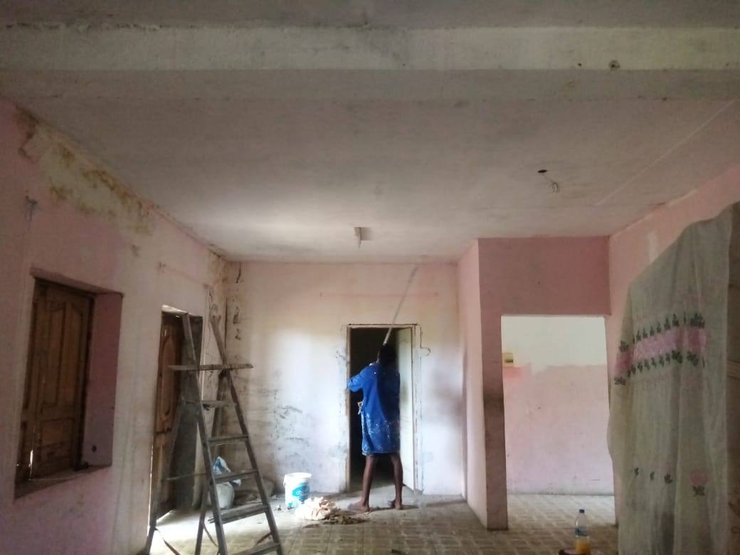 Une pièce intérieure avant réhabilitation, murs abîmés et humidité