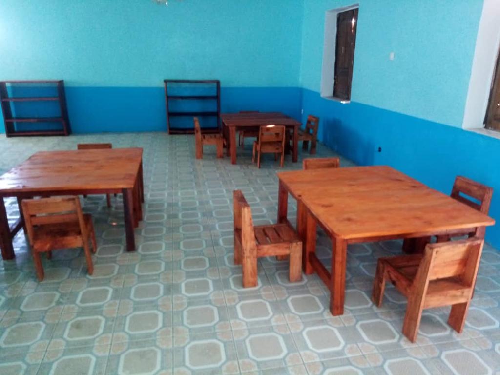 Une salle de classe aménagée après la réhabilitation du bâtiment