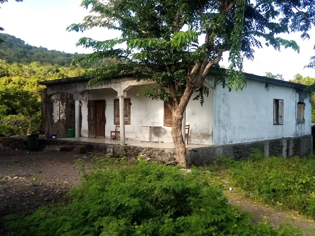 La façade de la maison à Dzahadjou avant sa réhabilitation, juillet 2022