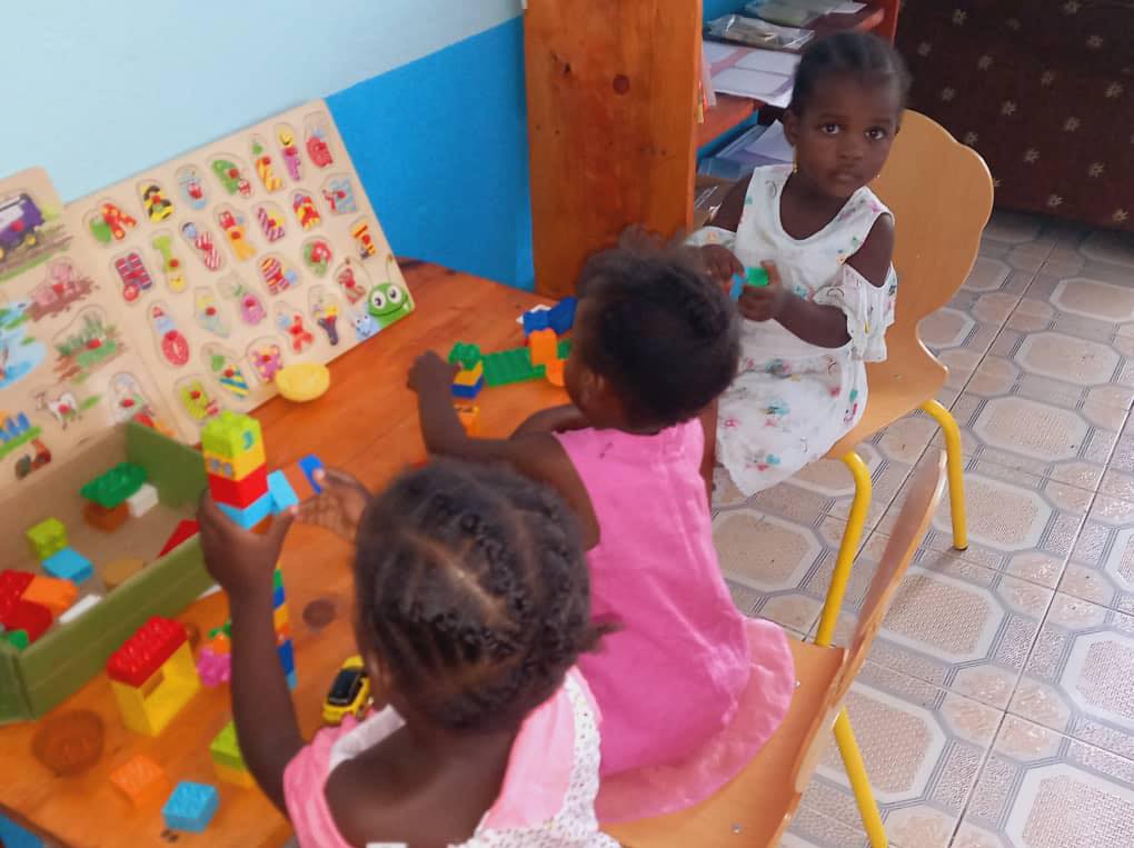 De jeunes enfants de petite section jouent en autonomie avec des jeux de construction