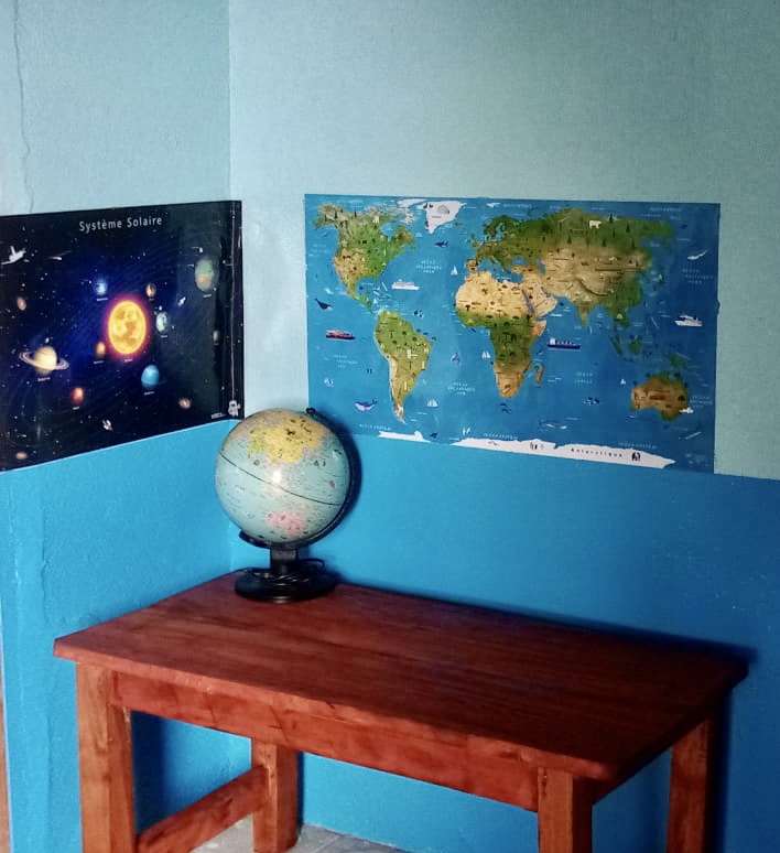 Une table en bois local, fabriquée par un artisan de la région, dans une salle de classe de la Maison des Enfants Lumières