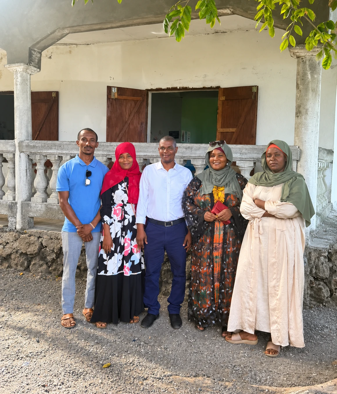 Cinq membres de l'équipe locale de la Maison des Enfants Lumières, à Dzahadjou